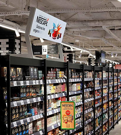 Pour être au plus près des consommateurs, la régie publicitaire In-Store Media a développé le format Top Banner, un écran d'1,2 mètre de long incliné vers le bas qui est généralement installé au-dessus des rayons.